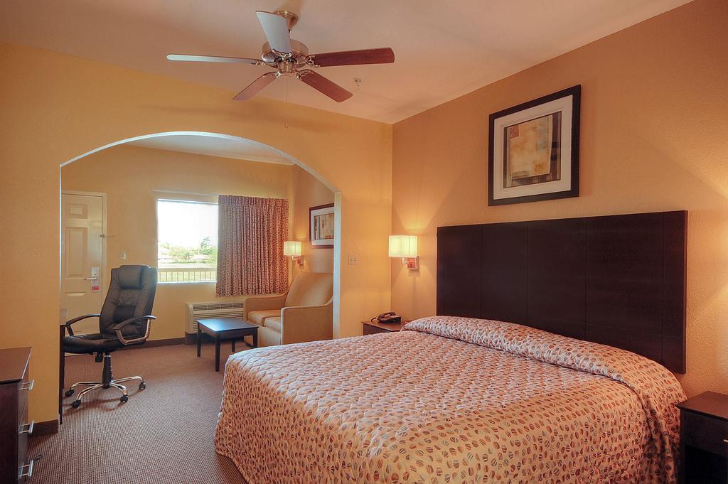 Days By Wyndham East Baytown