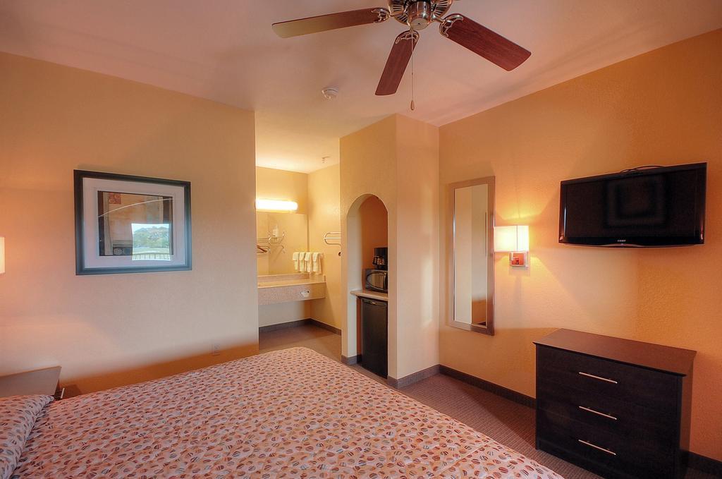 Days By Wyndham East Hotel 2*