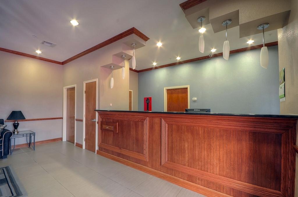 Days By Wyndham East Hotel